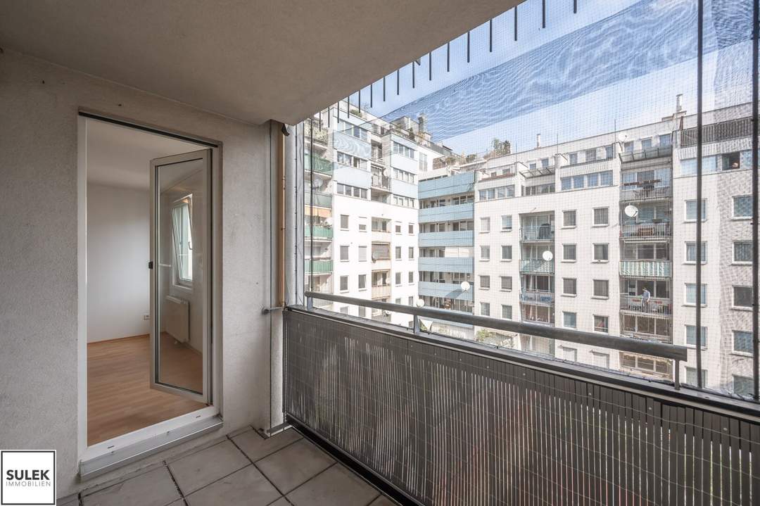 *Ab sofort* Gut geschnittene, hofseitige 2 Zimmer Neubauwohnung mit Loggia