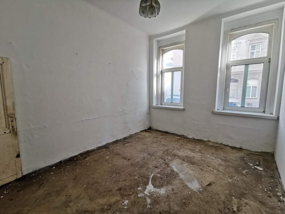 1 Zimmer Wohnung. Oder mit 2ter, zum Zusammenlegen und sanieren.