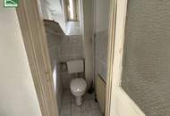 LEERSTEHEND! RENOVIERUNGSBEDÜRFTIGE WOHNUNG IN GEPFLEGTEM ALTBAU - LIFTBENÜTZUNG INKLUSIVE! SCHLAFZIMMER HOFSEITIG!