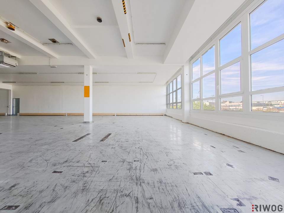 Betriebsobjekt mit 2.800m² Hallen, 280m² Büro und 2.250m² Freiflächen | Standalone | Autobahnanbindung