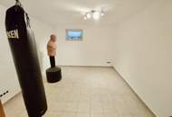 GROSSZÜGIGE VILLA IN BOCKFLIEß MIT 11 ZIMMER, POOL, DOPPELGARAGE UND WUNDERSCHÖNEM GARTEN