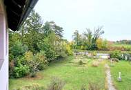 Großes Zweifamilienhaus, unterkellert auf teilbarem Grundstück und Entwicklungspotenzial in Ruhelage