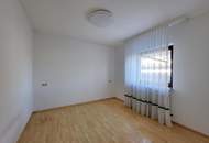 Bungalow mit Wintergarten, Pool und Doppelgarage!