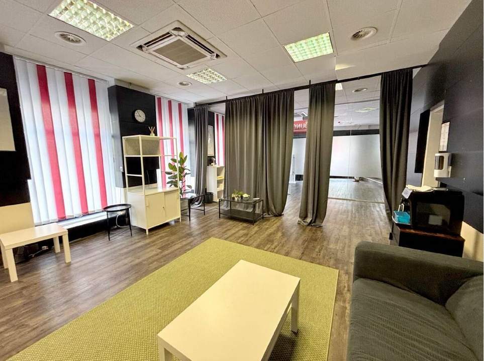 BÜRO - PRAXIS - KANZLEI Klimatisiert! Branchenfrei!