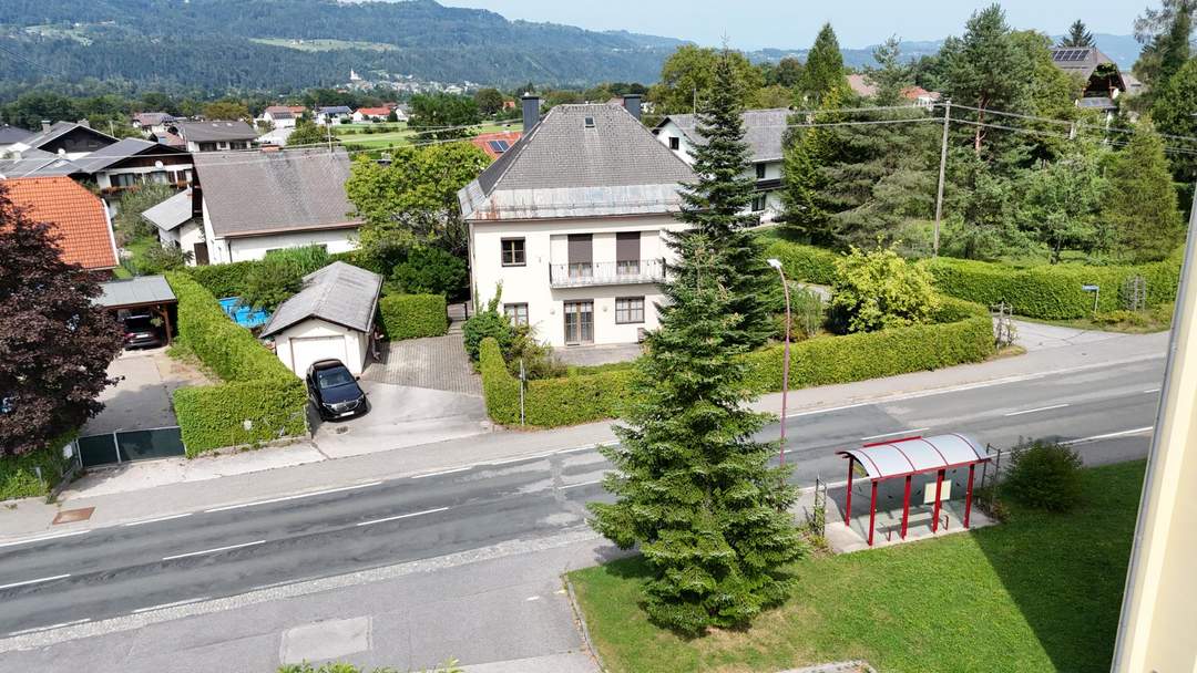 Vielseitiges Haus mit zwei Einheiten, guter Anbindung und eigenem Pool