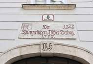 Modernes Wohnen in historischer Biedermeierliegenschaft! Voll möbliertes City-Apartment nächst Kärntner Straße!