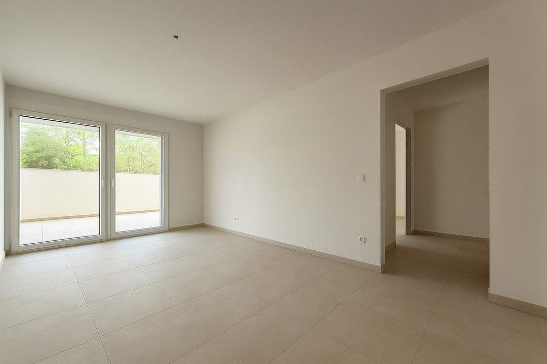 BEZUGSFERTIG: Neubau-Erstbezug mit Freifläche und Küche!