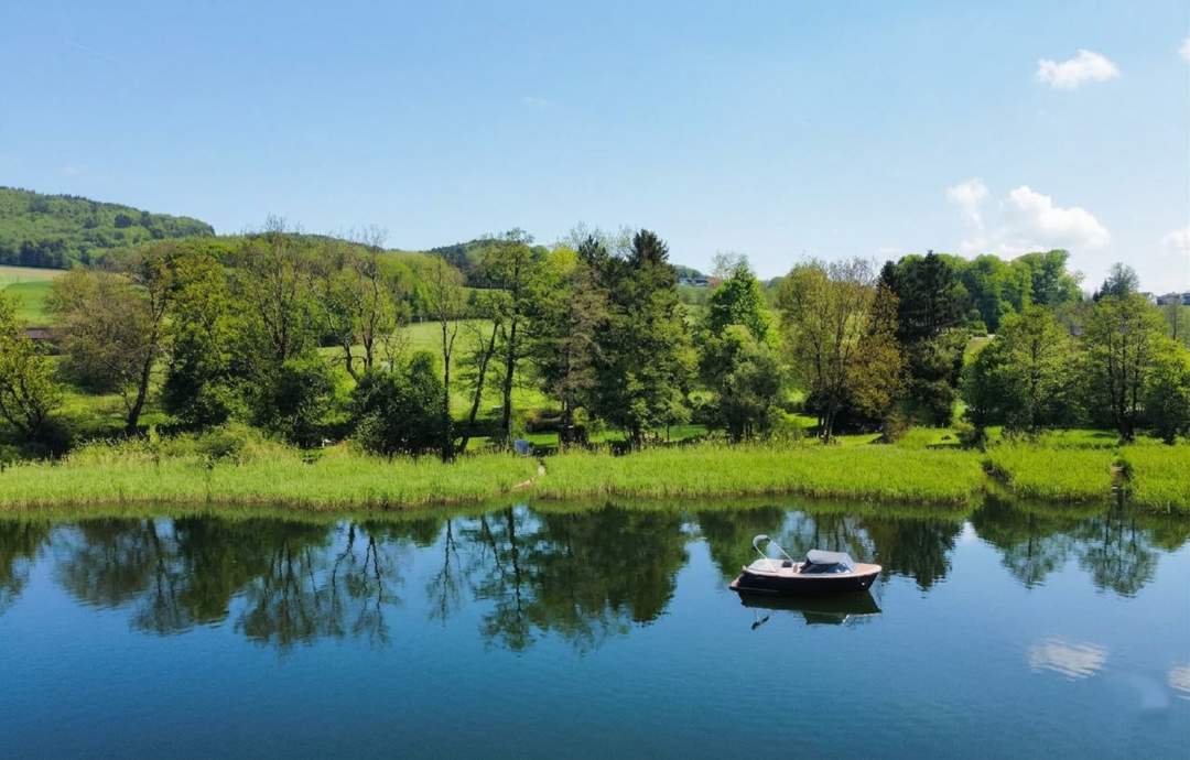 Direkt am Obertrumer See: Badegrundstück mit Steg, Boje & Weinfass-Schlafplatz