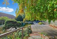 Imposante Landhausstil-Liegenschaft eingebettet in einem idyllischen Gartenparadies mit Schwimmteich und Grünbestand