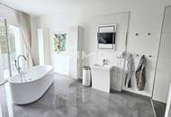 Zeitlose Architektur trifft Großzügigkeit - Designvilla mit Indoor-Pool und Einliegeroption
