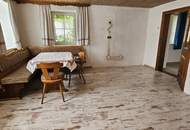 Altes Haus auf schönem Grundstück
