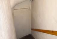 60er-Jahre Einfamilienhaus in ruhiger, zentraler Lage am Oberberg, 7000 Eisenstadt: 6 Zimmer, Terrasse, Garage, Garten - 2 Eingänge (KEINE MAKLER!) (Provisionsfrei)