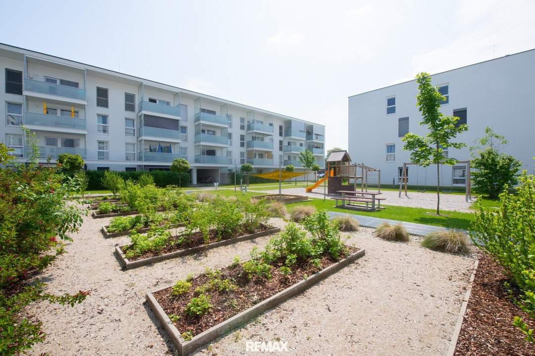 NEUER PREIS! Moderne neuwertige Wohnung mit Einbauküche, Loggia und Tiefgaragenplatz in zentraler Lage!