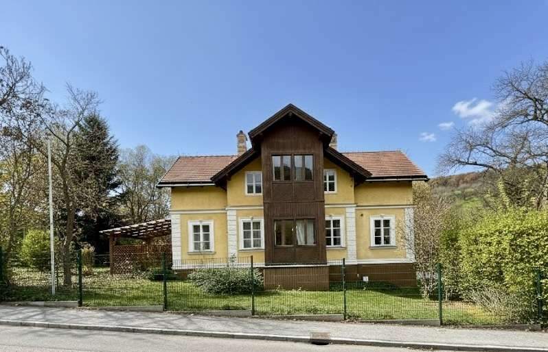 Historische Wienerwaldvilla mit Nebengebäude – Charme &amp; Großzügigkeit auf über 2.200 m² Grundstück!