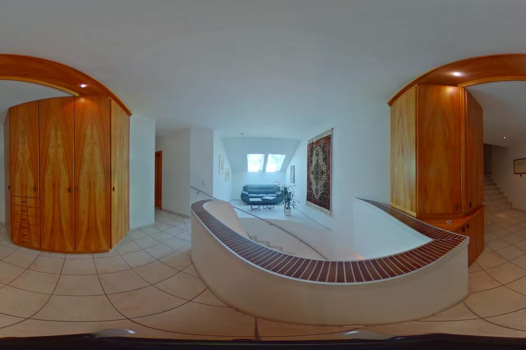 Einfamilienhaus mit Pool, Garten & Aussicht – Praxis & Mietpotential