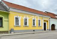 Kleines Landhaus mit Innenhof und Garagengebäude