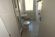 Günstige Starterwohnung in herrlicher Grünlage: praktische 1-Zimmerwohnung mit heller Wohnküche und separatem Schlafzimmer im kleinen Mehrparteienhaus – ideal für Singles, Studierende oder Pendler!