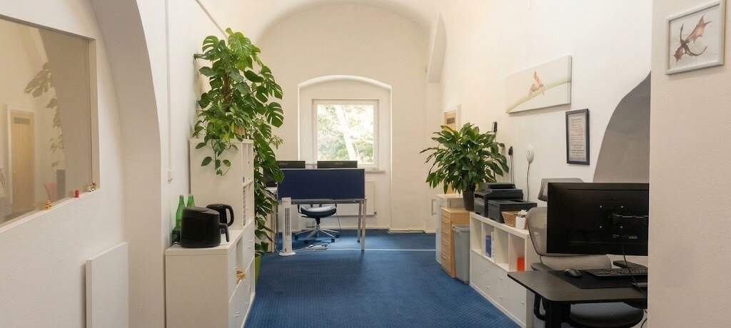 ALL INCLUSIVE MIETE: geräumiges 3-6 Personen Büro + Besprechungsraum! Glasfaser-Internet, Parkplatz etc.! PROVISIONSFREI!