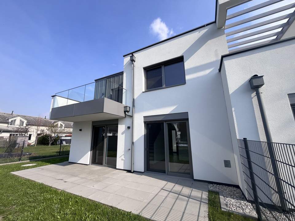 Erstbezug !! Traumhafte Doppelhaushälfte , Wohnkeller mit Garten und 2 Stellplätzen!