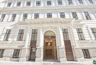 Erstbezug nach Sanierung – Repräsentatives Altbau-Büro nahe Rathaus mit Terrasse