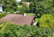 Ebenes Baugrundstück mit kleinem Holzhaus in ruhiger Lage im Ortskern