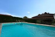 "Haus mit Garten, Pool, und Garage"