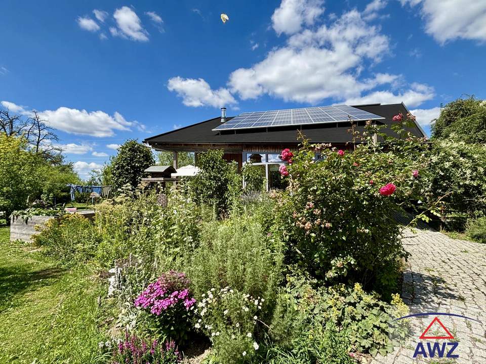 Außergewöhnliches Haus mit separater Wohneinheit oder Praxis auf ca. 5.863 m² Grund in idyllischer Ruhelage nahe der Bezirkshauptstadt Ried im Innkreis!