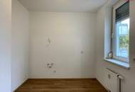 Linz-Oed: Dank vieler großer Fenster lichtdurchflutete 3-Zimmer-Wohnung mit Balkon & Autoabstellplatz in städtischer ruhiger Grünlage