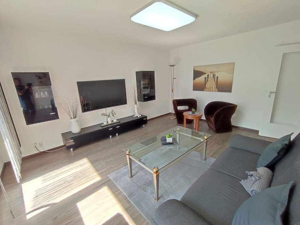 Hochwertig renovierte 2‑Zimmer Wohnung mit Balkon