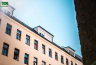EIGENBEDARF ODER INVESTMENT MIT ca. 3,5% RENDITE! SEHR GUTER ZUSTAND! SANIERTE & MÖBLIERTE DACHGESCHOSS-WOHNUNG INKL. KÜCHE! SOFORT BEZIEH- ODER VERMIETBAR!