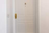 PERFEKTE 2 ZIMMER ALTBAUWOHNUNG MIT 8M² BALKON II PRESTIGE UND ELEGANZ II WOHNEN IM DENKMALGESCHÜTZEN MÖDLINGER STADTJUWEL II FUSSGÄNGERZONE