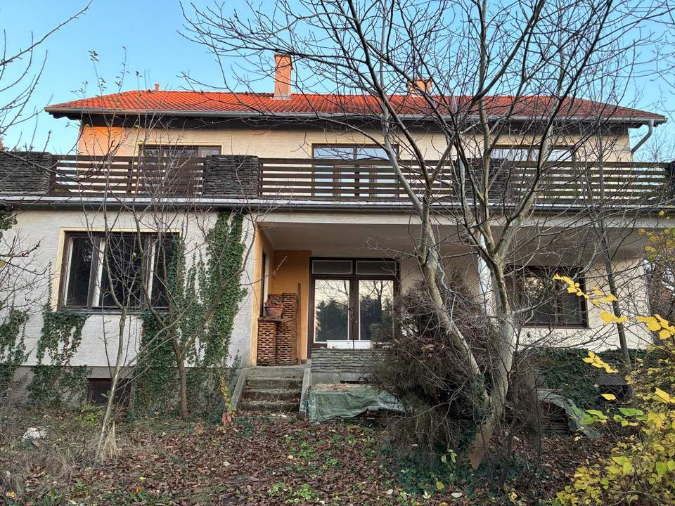 Sanierungsbedürftiges Haus auf großem Grundstück! Erwecken Sie es aus dem Dornröschenschlaf!