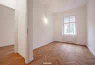 Sanierter Altbau mit modernem Neubau