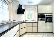 WOHLFÜHLOASE IM GRÜNEN I Haus mit Ausbaupotenzial I großzügige Terrasse I 4-Autostellplätze I Garage &amp; Carport I Fußbodenheizung I Tischler Einbauküche I absolute Ruhelage