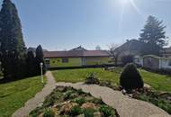 TRAUMHAFTER BUNGALOW FÜR ZWEI PERSONEN SAMT NEBENGEBÄUDE FÜR HOBBYRAUM, PARKÄHNLICHEM GARTEN MIT SCHWIMMTEICH ALS NATURPOOL DIREKT AN FELDER DER REGION ANGRENZEND