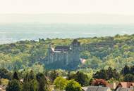Moderne Doppelhaushälfte mit Blick auf die Burg Liechtenstein