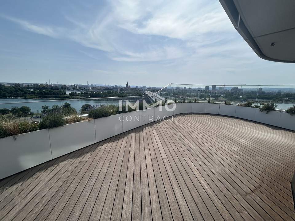 Großzügige 4 Zimmer Wohnung mit über 100 m² Balkon und Blick auf die Donau!