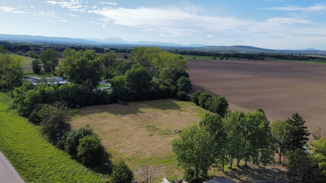 Einmalige Gelegenheit: Großzügiges Grundstück umgeben von Äckern mit Baulandanteil und Weitblick