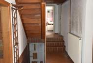 Sanierungsbedürftiges Mehrfamilienhaus mit großem Baugrundstück