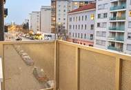Charmante, gepflegte 2 Zimmer Wohnung mit 2 Balkonen, renovierter Altbau!