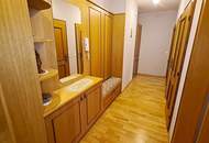 TOPGELEGENHEIT! EIGENHEIM MIT POTENTIAL, 113 m2 Neubau mit Loggia, 4 Zimmer, Küche, 2 Bäder, teilmöbliert, 3. Liftstock, Enkplatz