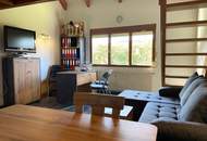 Galeriewohnung mit Kellerersatzraum und Autoabstellplatz am Stadtrand.