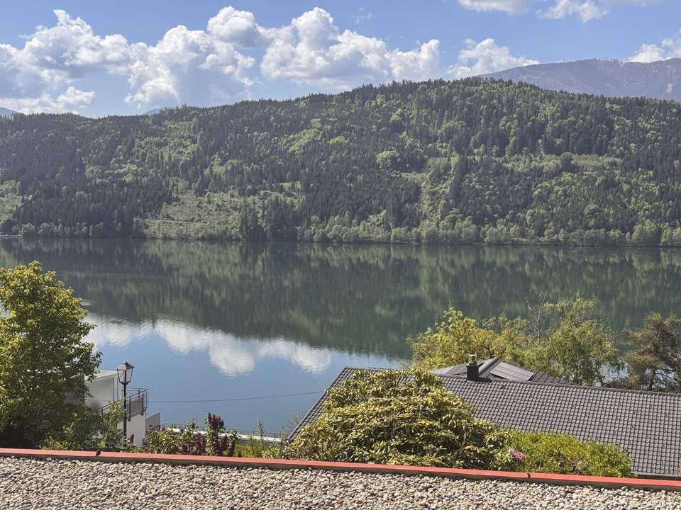 Moderne Wohnung mit wunderschönem Seeblick, inklusive Möbeln und Carport!