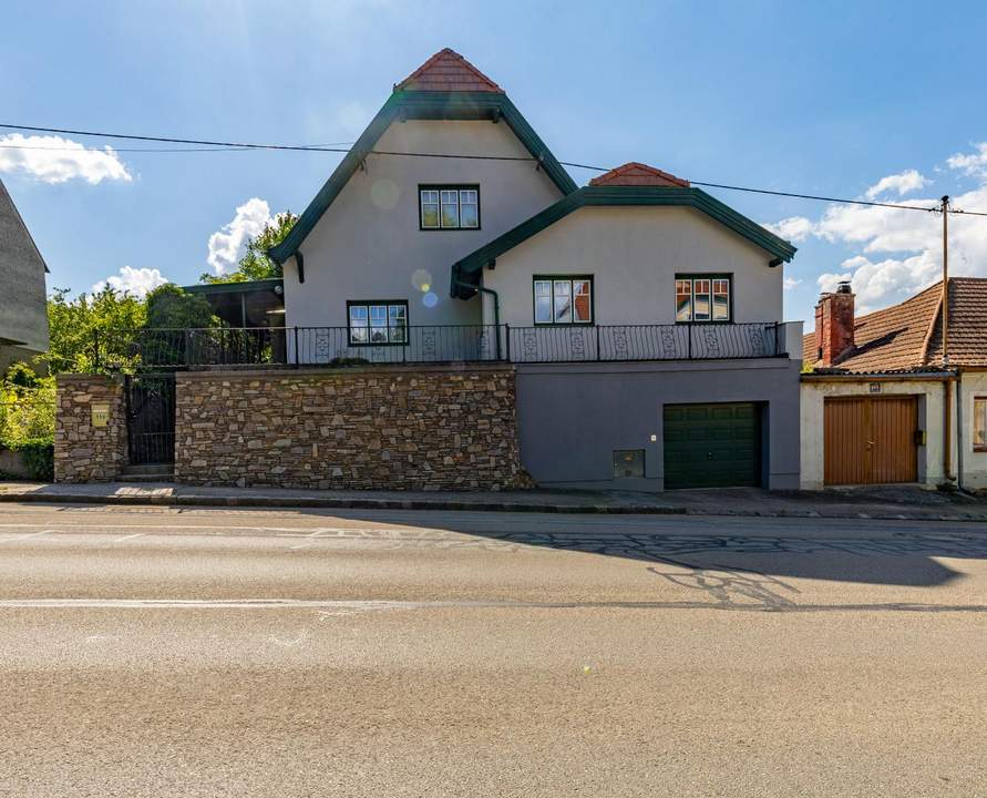 Sonniges Familienhaus in erhöhter Lage – Stadthaus mit Garten und Terrassen in Hollabrunn!