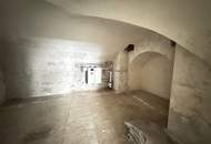 Praktischer Lagerraum mit Altbauflair und zwei Schaufenster zur Michaeligasse