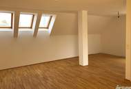 Zweigeschossige Dachgeschosswohnung mit großzügiger Wohnküche, Terrasse & Galerie in zentraler Lage