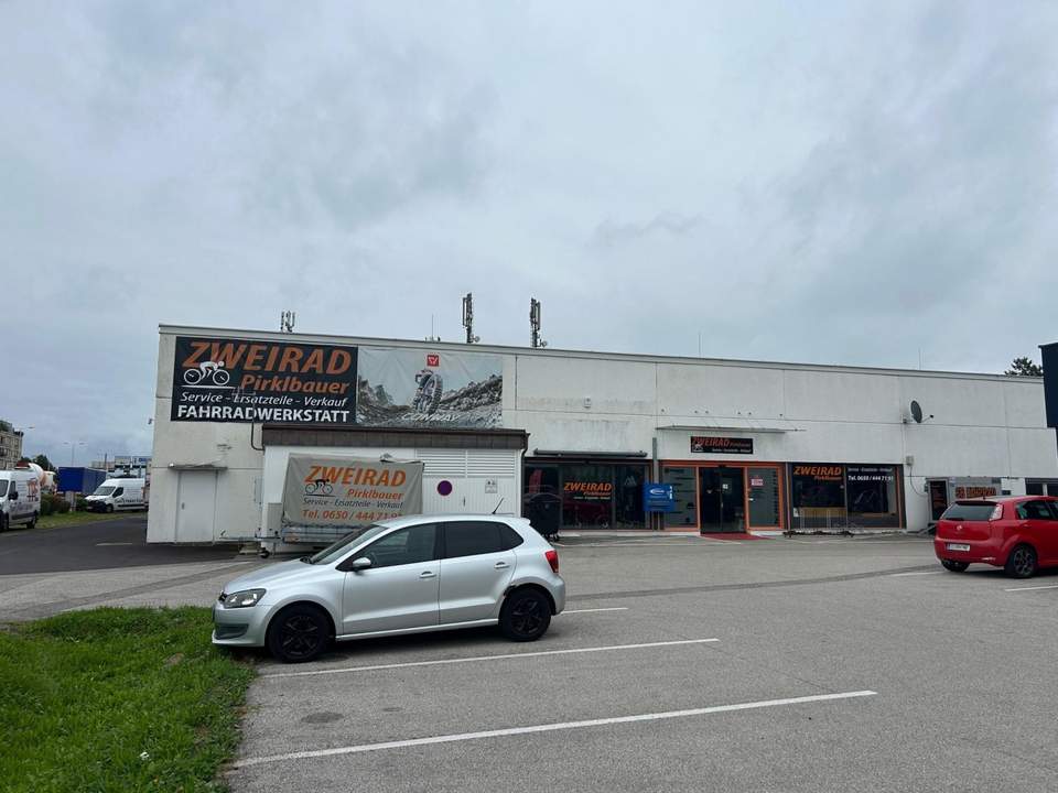 990 m² Halle und Büro direkt an der Salzburgerstrasse - GESCHÄFTSFLÄCHEWIDMUNG- sehr guteSichtbarkeit