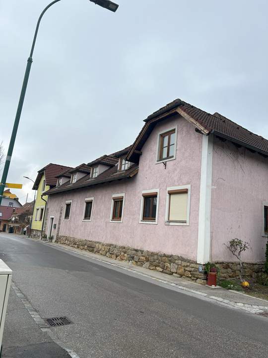 GROSSZÜGIGES LANDHAUS MIT KLEINER HALLE ALS WERKSTATT UND ABSTELLFLÄCHE SOWIE EIN EHEMALIGES HEURIGENLOKAL MIT VIEL POTENTIAL