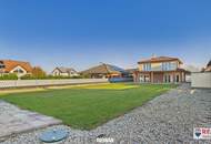 Stilvolle Villa mit gepflegtem Garten und großzügiger Garage