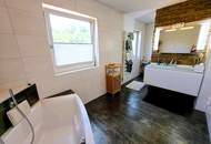 Wohnjuwel mit 2 Wohnungen (ca. 290 m² Wfl.), 2 Terrassen, Gartenareal mit Pool &amp; Poolhaus - Neuzeug